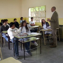 Hernando visitó la Escuela Media y entregó subsidios en Salazar