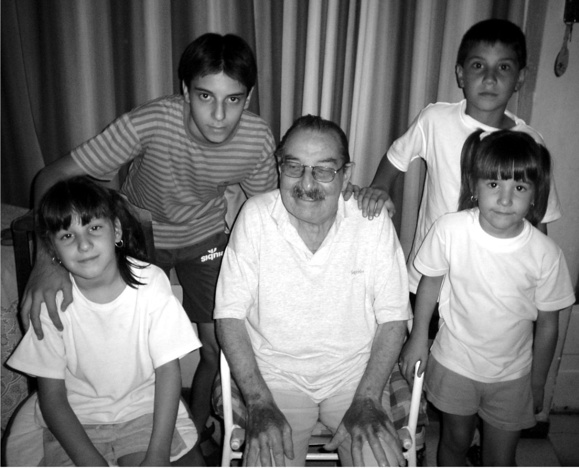 Franco, Nahuel, Mailén y Karén, con el abuelo Lalo. Una postal del orgullo.