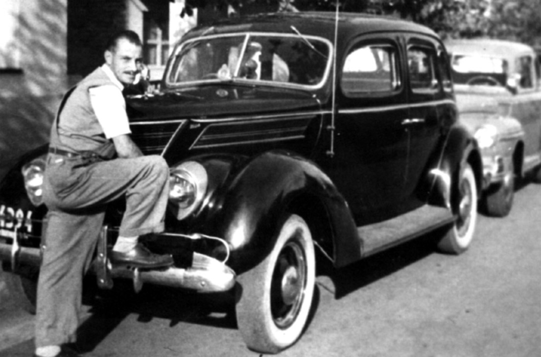 Los autos de la época, y Lalo posando para la foto. Corría la década del ’50.