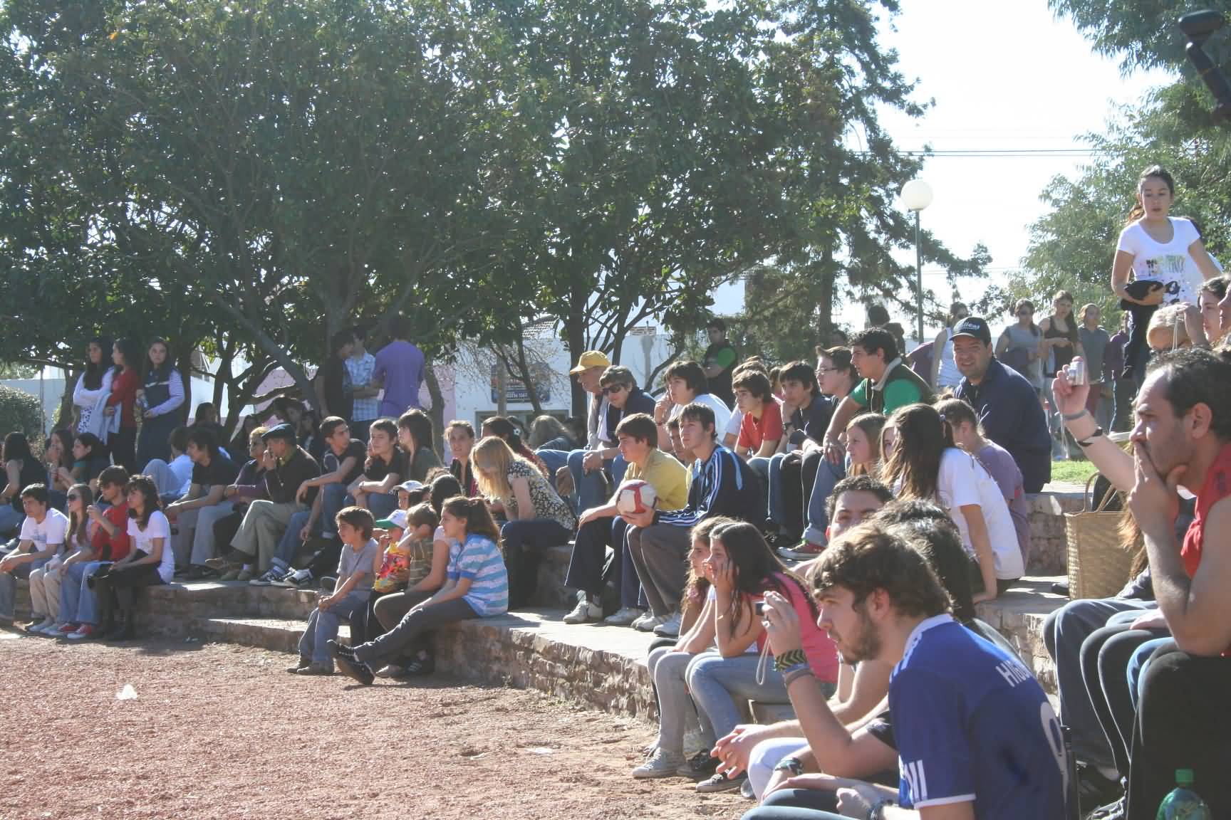 Cientos de jovenes en el parque